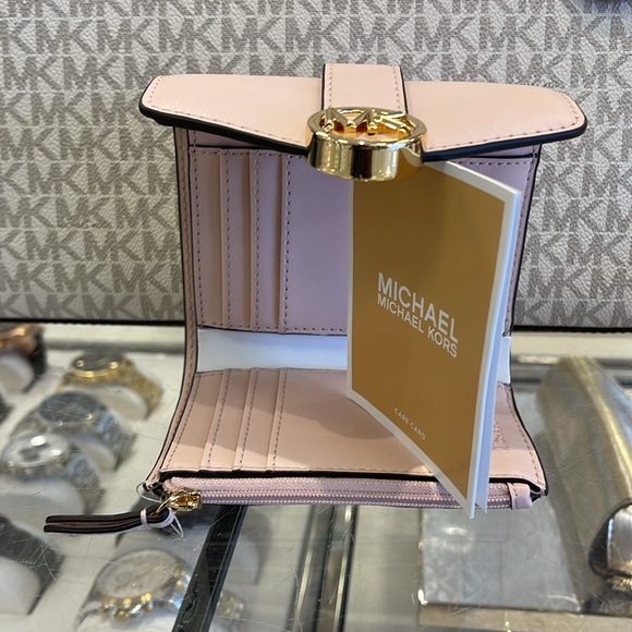 MICHAEL KORS
Carmen Medium Faux Leather Wallet
Powder Blush 
NWT - Picture 9 of 16